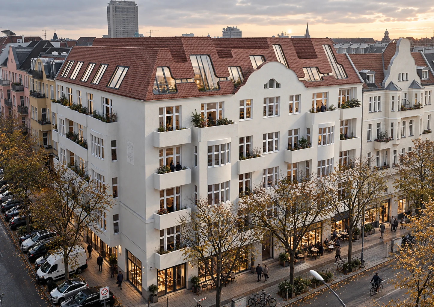 Gründerzeithaus mit ausgebautem Dach, Gauben und Balkonen im Abendlicht