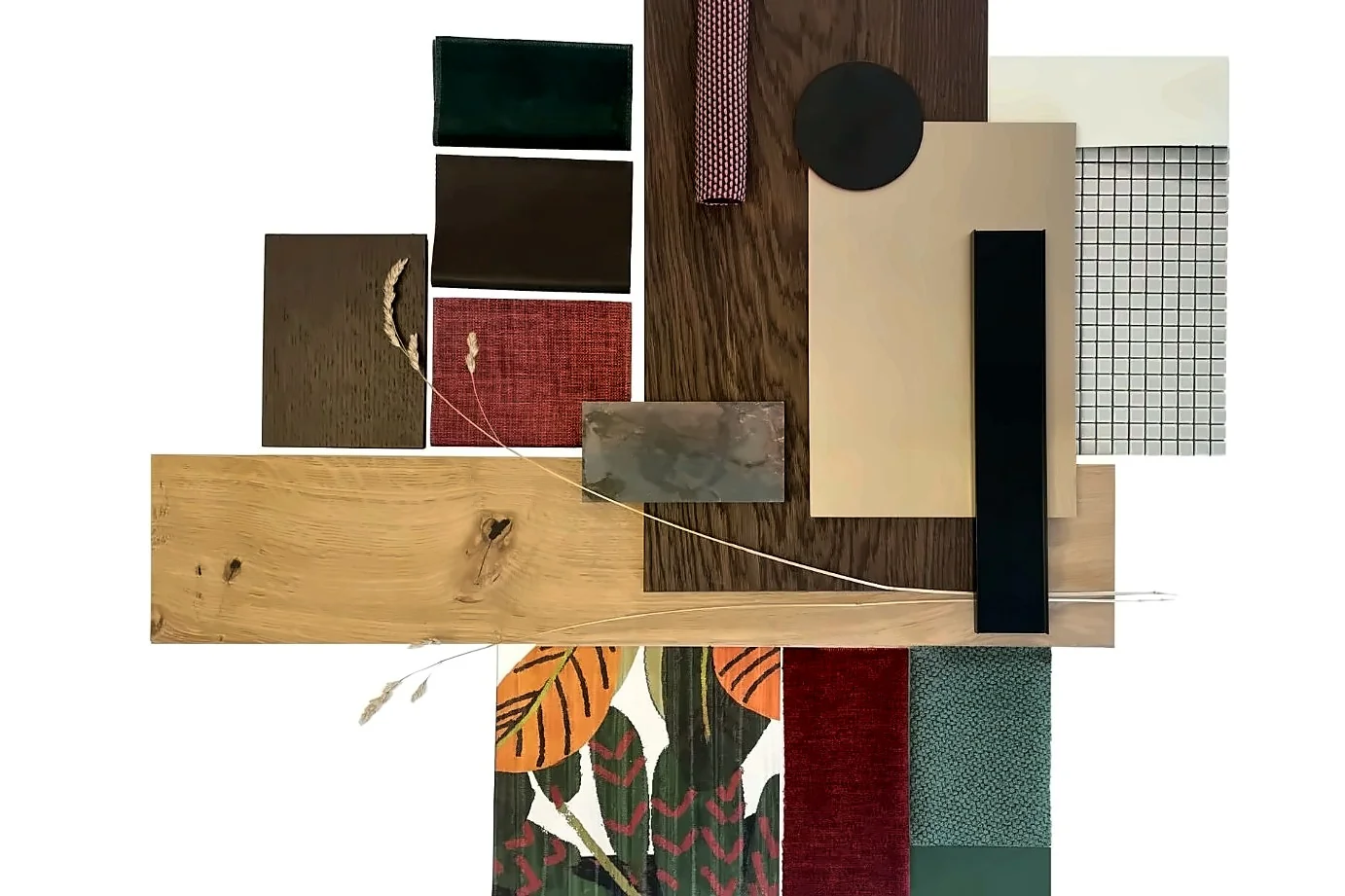 Material- und Farbauswahl mit Holz und Stoffproben