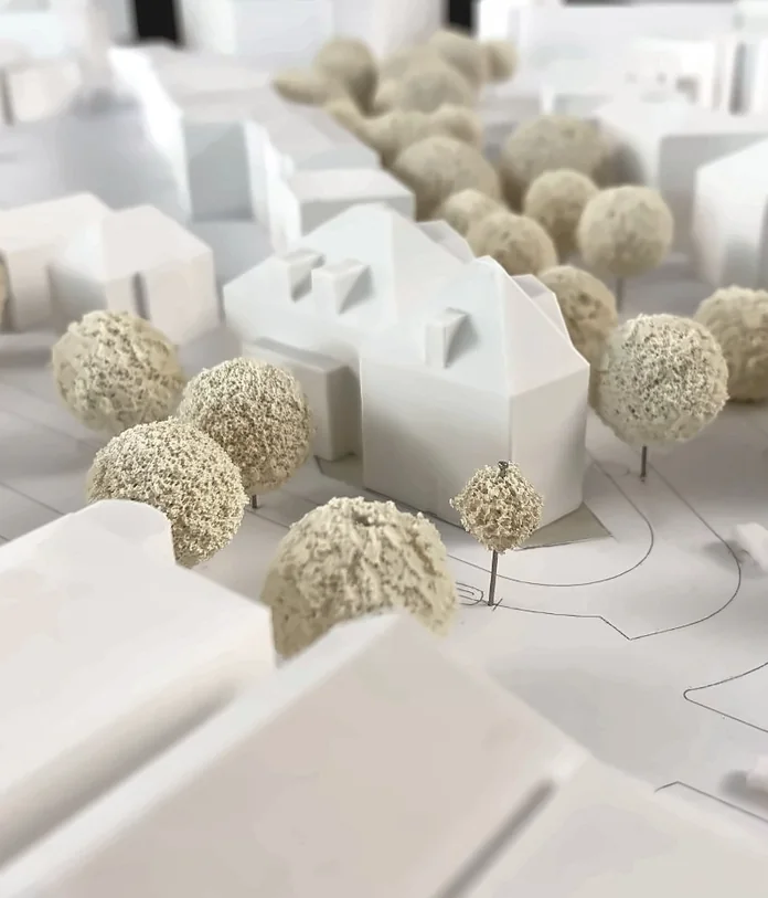 Weißes Architekturmodell mit Bäumen
