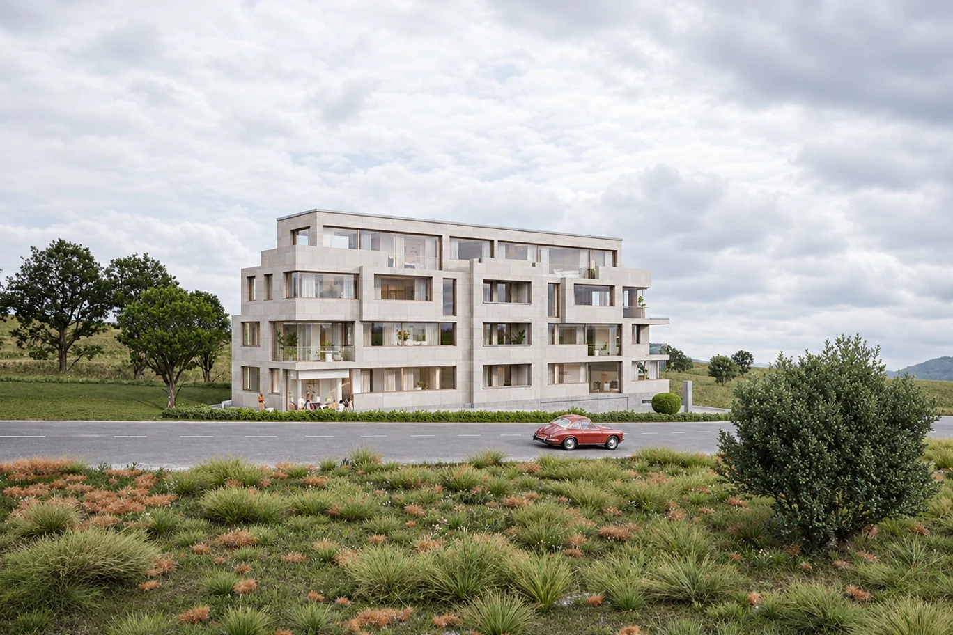 Mehrfamilienhaus in Hanglage mit rotem Auto und Wiese