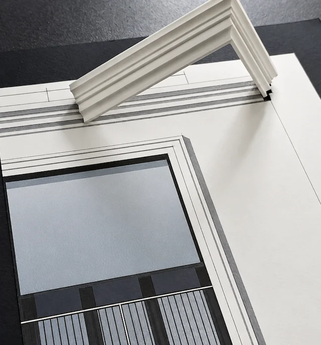 Fassadendetail mit Fenster und weißem Gesims