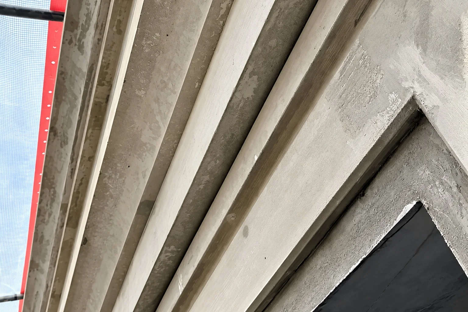Schwarz-Weiß-Ansicht eines Fassadendetails aus Beton